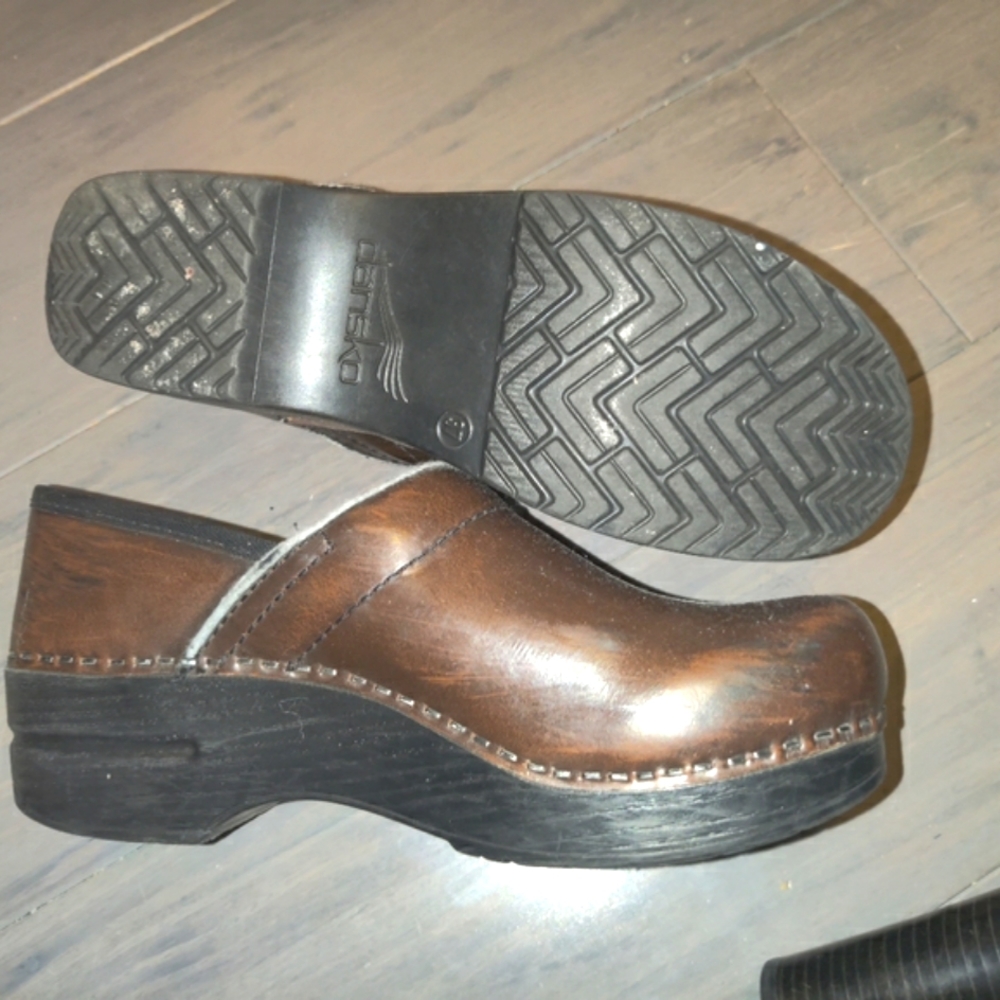Dansko brown leather clogs EUC!